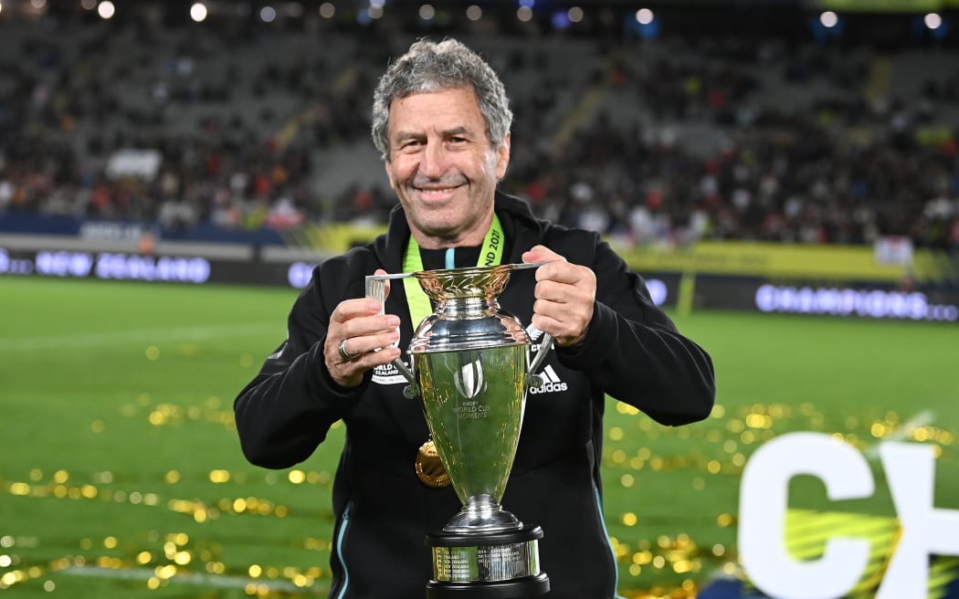 L'entraîneur néo-zélandais Wayne Smith avec le trophée des vainqueurs de la Coupe du monde de rugby.