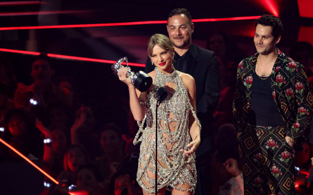 Taylor Swift wins top MTV video award, announces new album RNZ News