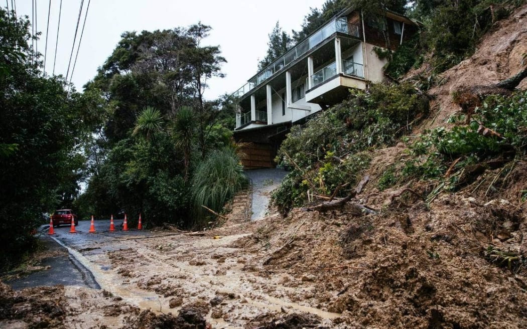 风暴造成的山体滑坡和碎片阻塞了 Titirangi 的道路，破坏了房屋和供水基础设施。