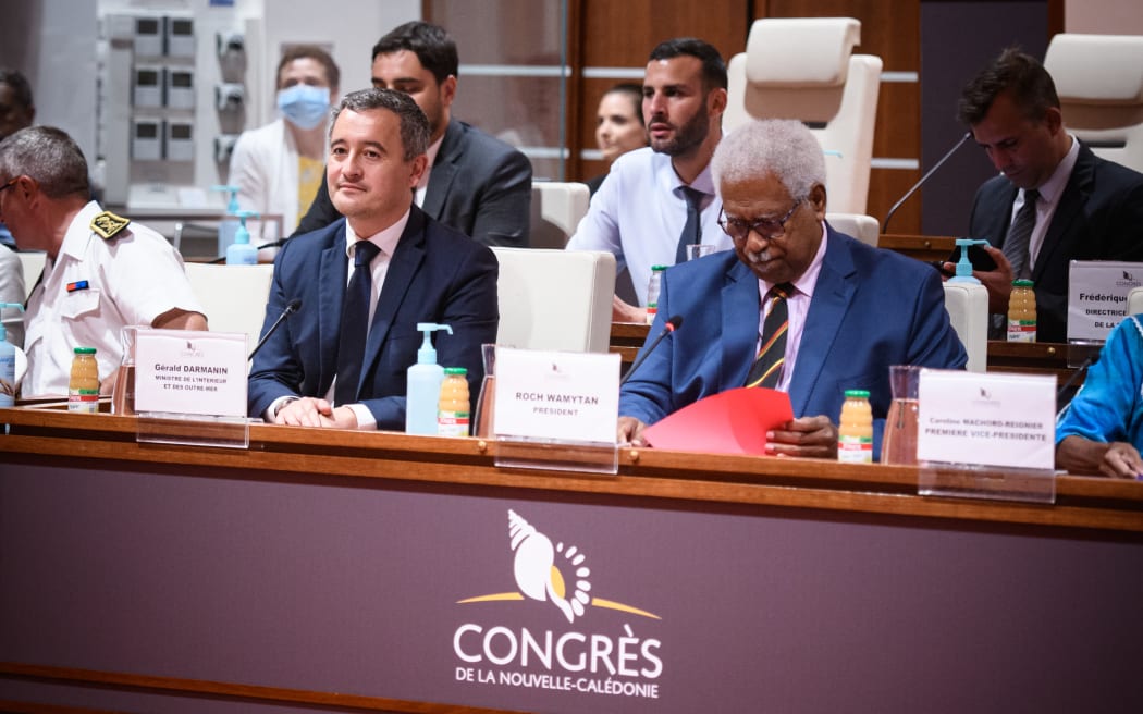 Gerald Darmanin and members of the New Caledonian Congress