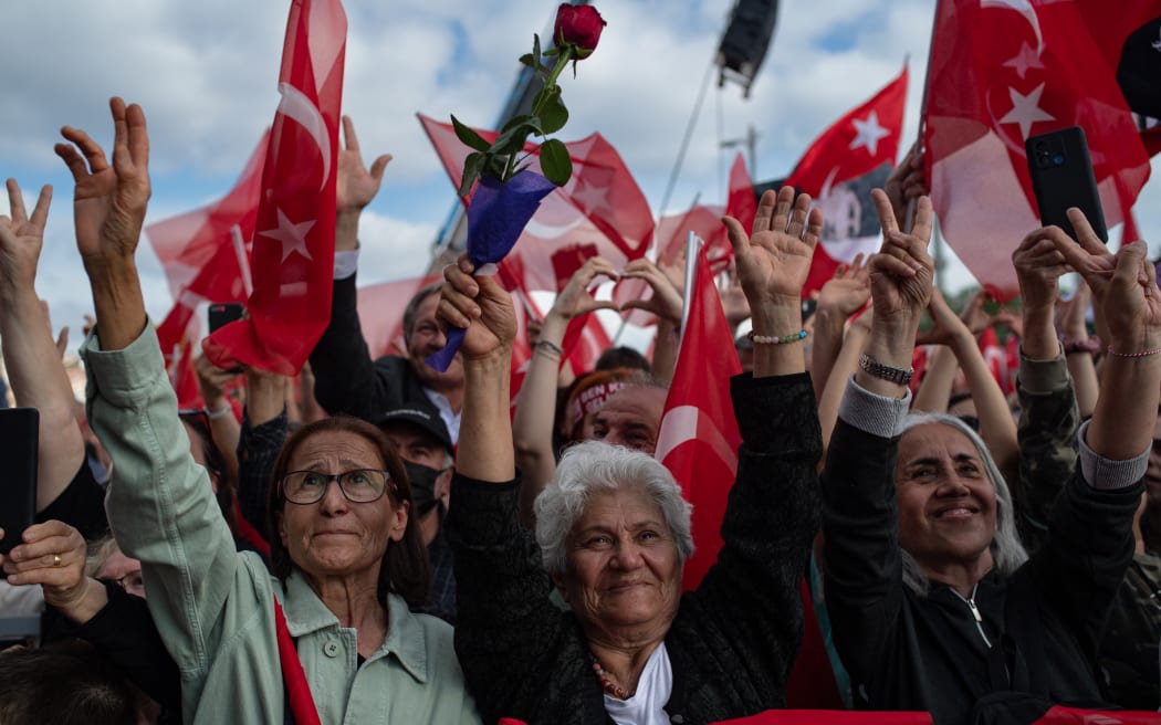 Ana muhalefetteki Cumhuriyetçi Parti (CHP) taraftarları, 28 Mayıs'ta İstanbul'da yapılacak cumhurbaşkanlığı seçimlerinin ikinci turu öncesinde bir seçim mitinginde bayrak sallıyor.  27 Mayıs 2023.