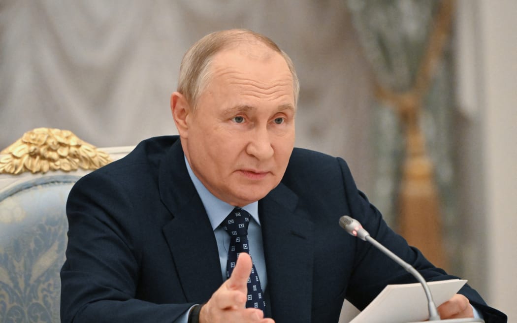 Na tym kolażu rozpowszechnianym przez Sputnik widać, jak prezydent Rosji Władimir Putin przewodniczy posiedzeniu Rady Państwa w sprawie rozwoju transportu publicznego na Kremlu, Moskwa, 17 sierpnia 2023 r. (Zdjęcie: Sergey Goneev/POOL/AFP)