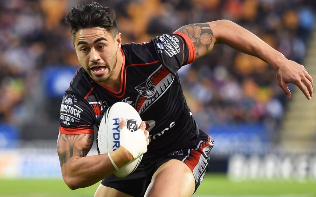 Shaun Johnson sees the try line.