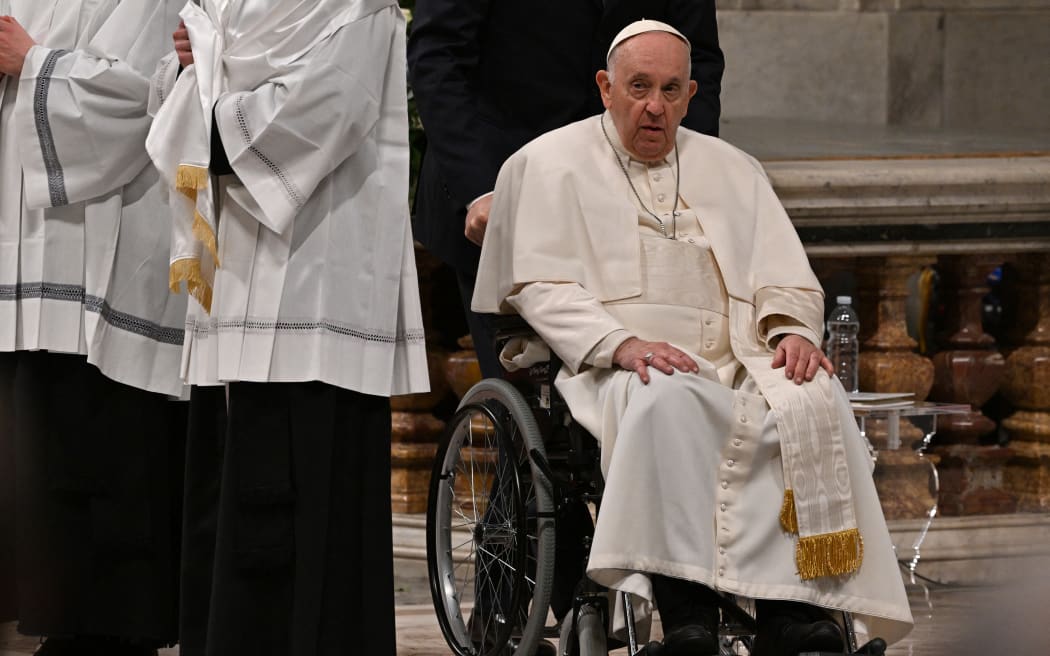 At Easter vigil, Pope Francis encourages hope amid 'icy winds of war