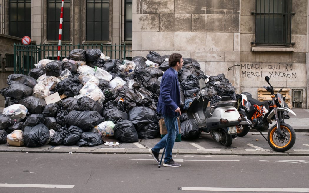 'It's truly like a dump' Kiwi in Paris reacts to protests, garbage