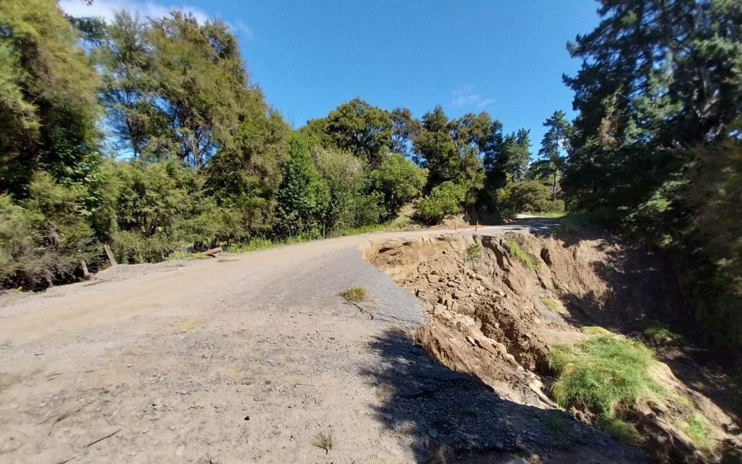 Waihau Road 受损，该路作为大坝抵御内皮尔附近达特穆尔的一个小湖。