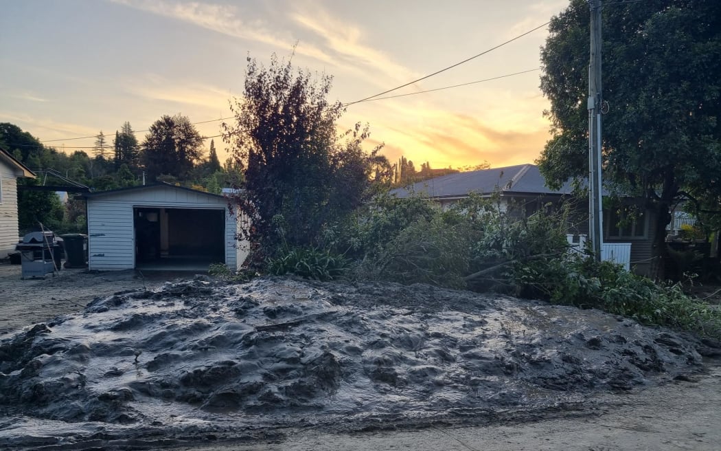 Joll Road, Havelock North 的图片。 该镇基本上没有受到飓风的影响,但有一小部分地区就没那么幸运了。 这条街背靠 Mangarau Stream,被毁坏了。 与邻近街道上修剪整齐的草坪和修剪整齐的树篱形成鲜明对比。