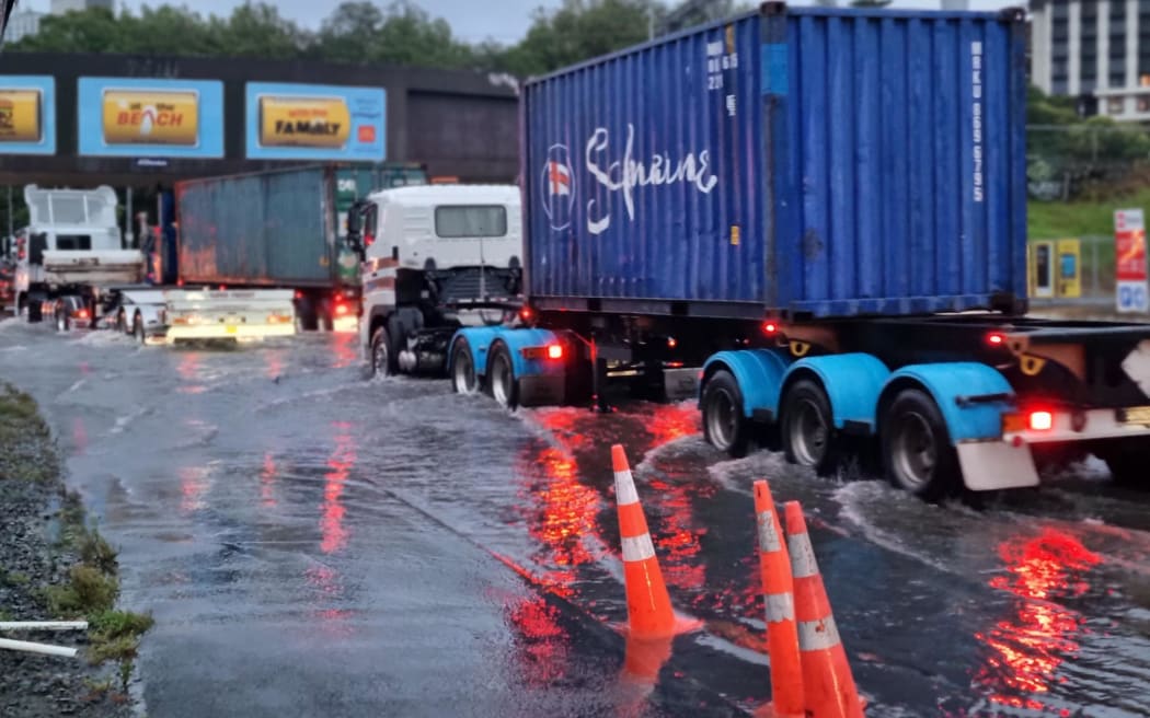 Truck goes through flooded road in Parnell