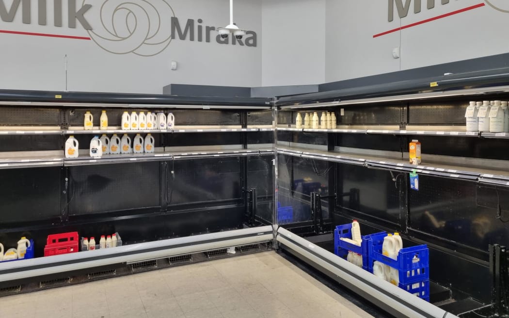 随着人们为气旋 Gabrielle 做准备，奥克兰各大超市的必需品已售罄。 这包括没有牛奶和面包的货架。