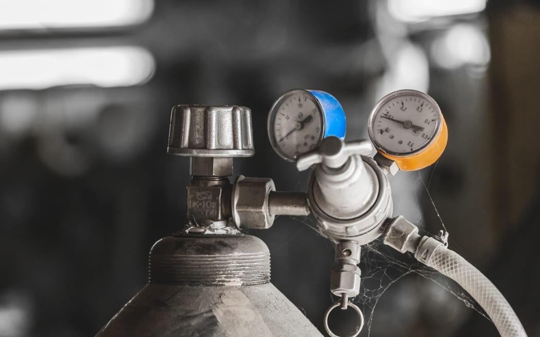 Butla CO2 z przemysłowym systemem butli gazowych ze skrzynią biegów.