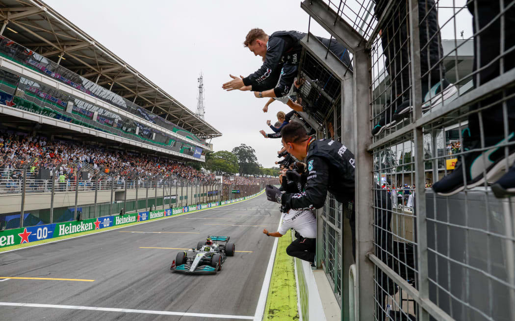 劉易斯漢密爾頓 (Lewis Hamilton) 在 2022 年巴西大獎賽上