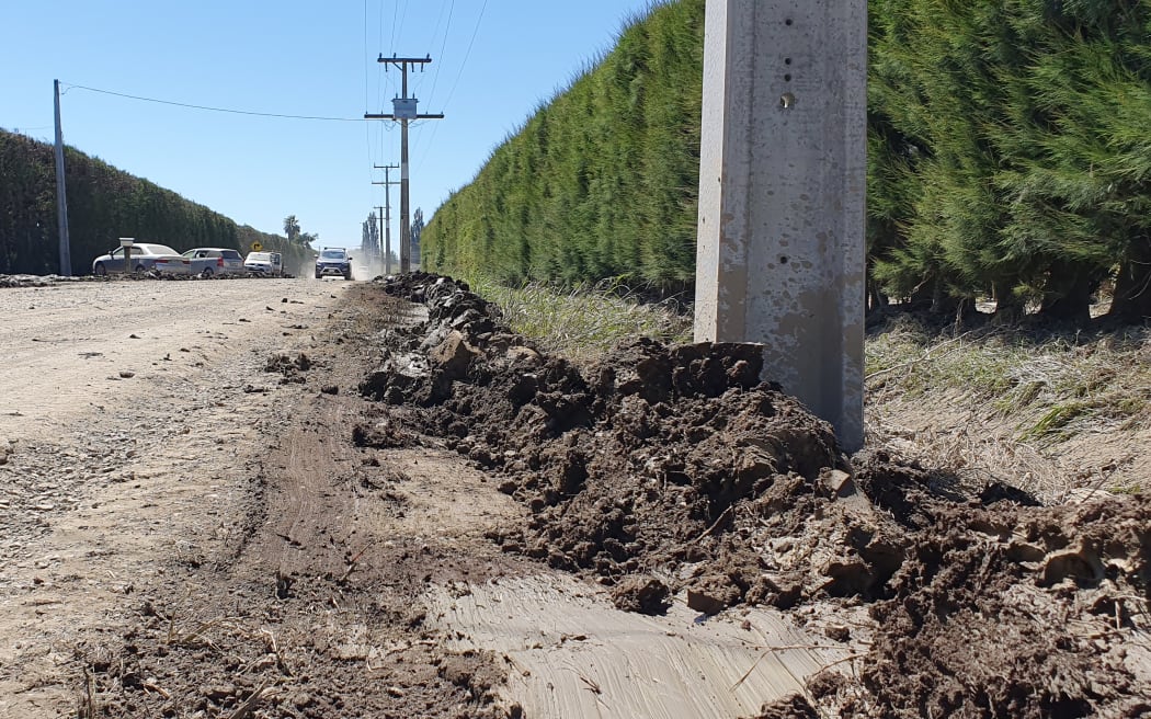 Remolinos de lodo nivelado, raspados lateralmente en Hawke's Bay en las carreteras.