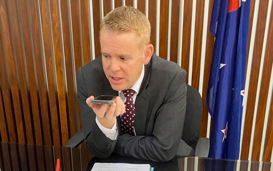 El primer ministro Chris Hipkins hablando con el presidente de Ucrania, Volodymyr Zelensky, el 1 de mayo de 2023.