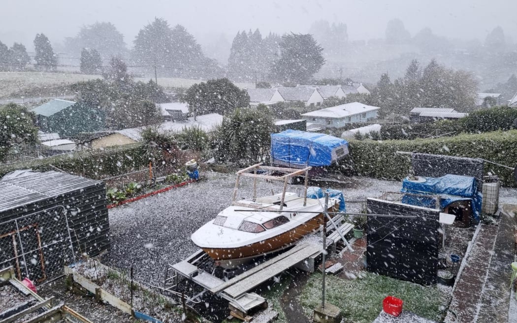 但尼丁的山区郊区已经开始下雪，强风带来了大雪。