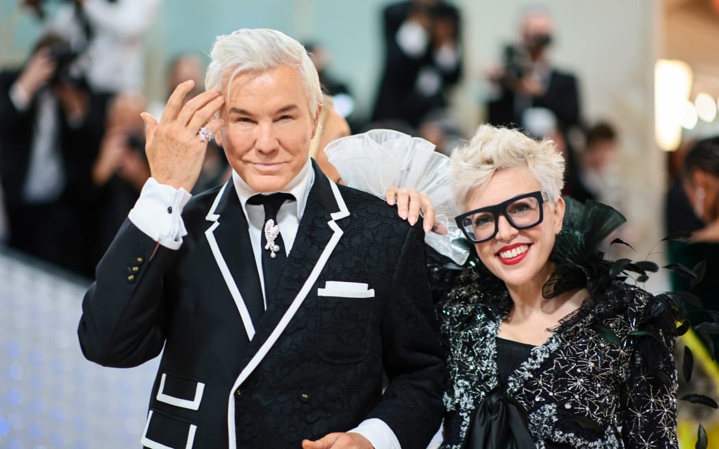 NOWY JORK, NY — 1 MAJA: (LR) Baz Luhrmann i Kathryn Martin na gali MET 2023 