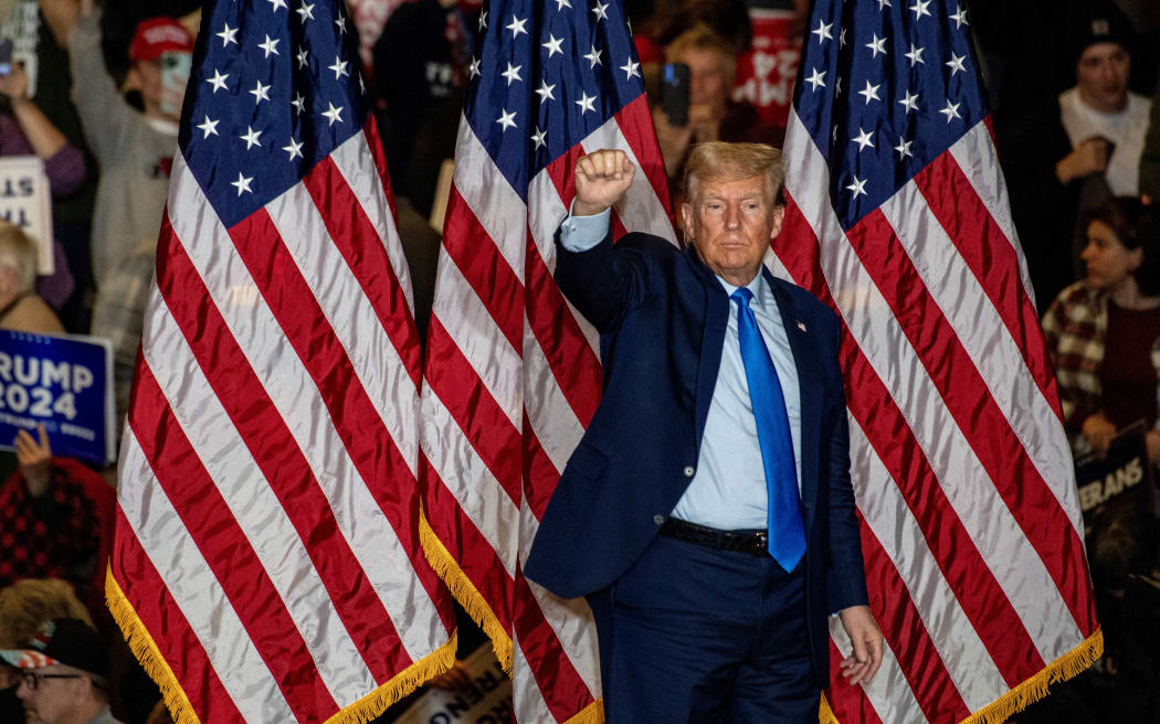 L'ancien président américain et candidat à la présidentielle de 2024, Donald Trump, quitte son poste après avoir pris la parole lors d'un rassemblement électoral à Claremont, dans le New Hampshire, le 11 novembre 2023.