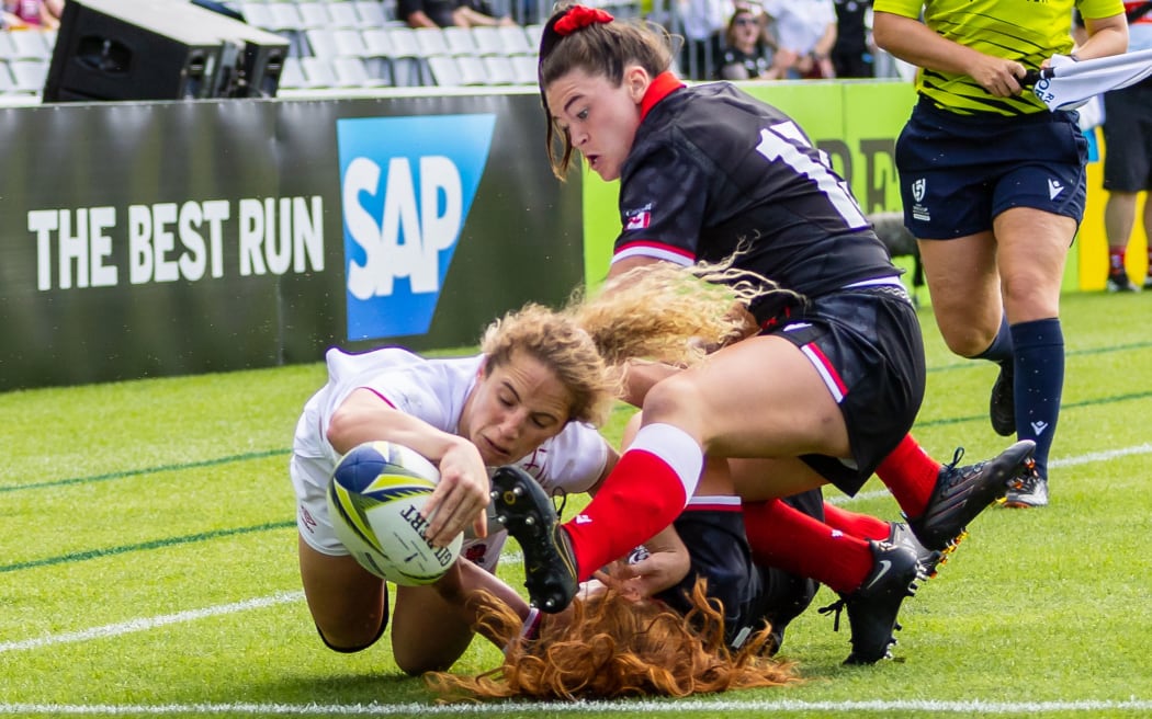 Abby Dow of England scores a try during the Women's Rugby World Cup semi-final match against Canada at Eden Park