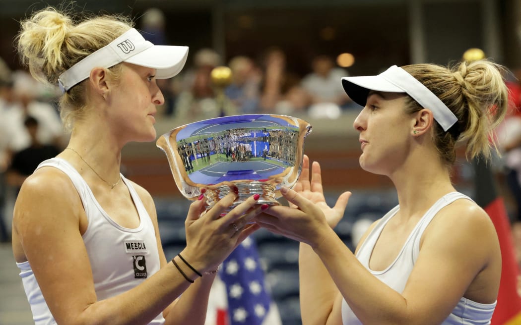 New Zealander Erin Routliff and Canadian Gabriella Dabrowski celebrate with the trophy after the women's doubles final at the US Open, 2023.