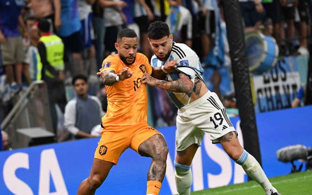 Nicolás Otamendi de Argentina y Memphis Depay de Holanda luchan por la posesión durante la primera mitad del partido de cuartos de final de la Copa Mundial de la FIFA entre Holanda y Argentina en el Estadio Lusail en Al Dayen, Qatar, el 9 de diciembre de 2022.