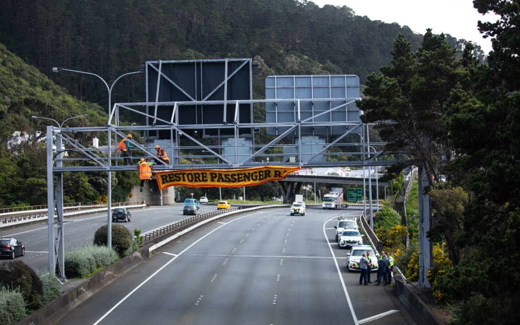 Protest sign hung across SH1, disrupting Wellington traffic RNZ News