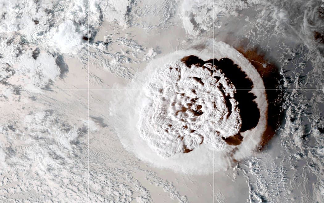 Una captura tomada desde el satélite NOAA GOES-West el 15 de enero de 2022 y obtenida vía NASA muestra la erupción del volcán Hunga-Tonga-Hunga-Haa'pai en Tonga que desencadenó un tsunami.  (Foto del folleto / NASA/NOAA / AFP) / RESTRINGIDO A USO EDITORIAL - CRÉDITO REQUERIDO "AFP/NASA/NOAA FOTO" - SIN MARKETING - SIN CAMPAÑAS PUBLICITARIAS - DISTRIBUIDO COMO SERVICIO A LOS CLIENTES