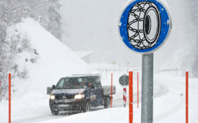 05 January 2019, Bavaria, Bolsterlang: If there is heavy snowfall in the Allgäu, a sign indicates that snow chains must be used to reach the Riedberg Pass. Photo: Oliver Willikonsky/dpa