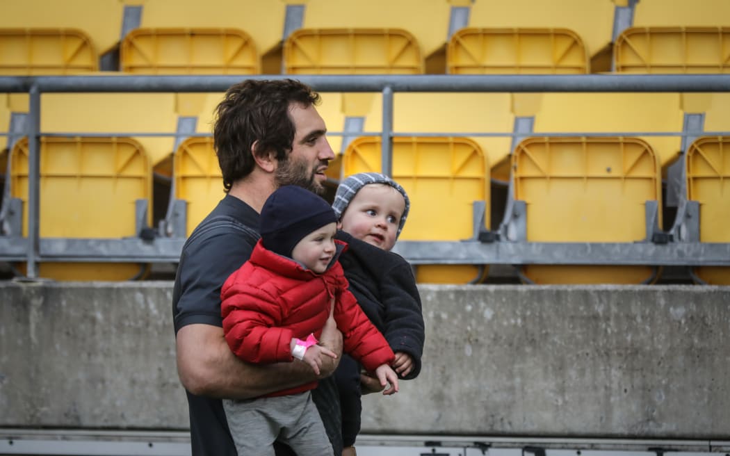 Jouez aux capitaines des All Blacks.  Sam Whitlock avec des enfants,