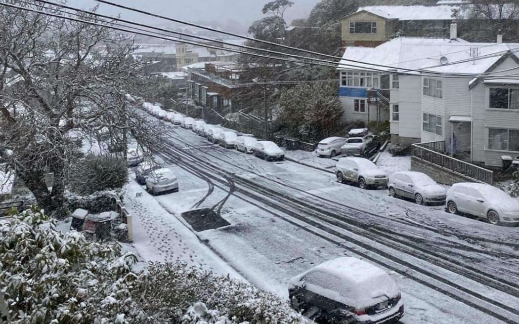 2022 年 10 月 6 日星期四，但尼丁摄政街的汽车上积雪