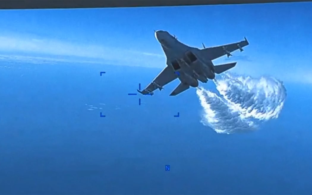 ABD Avrupa Komutanlığı (USEUCOM) tarafından 16 Mart 2023'te yayınlanan bir videodan alınan bu yayınlanan görüntü, yakıt boşaltan bir Rus SU-27 tarafından ilk kez yaklaşıldığında bir ABD Hava Kuvvetleri MQ-9 insansız hava aracının uçuş sırasındaki görüntülerini gösteriyor. 14 Mart 2023'te deniz.