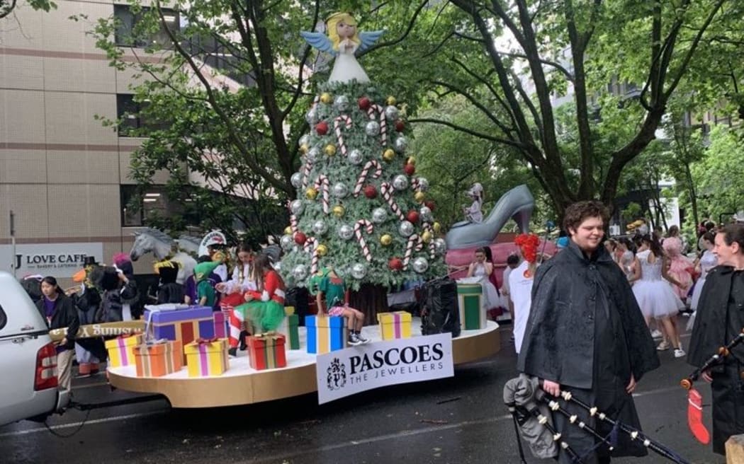 Auckland Santa parade in the rain
