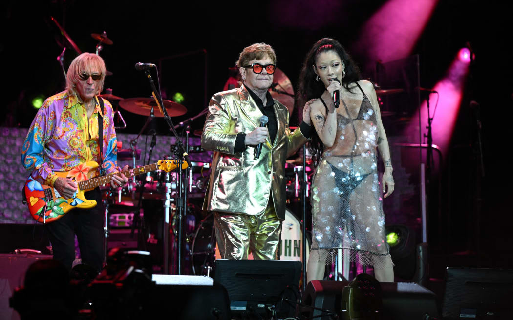 Legendarny brytyjski piosenkarz Elton John (w środku) występuje z Riną Sawayama (po prawej) na Pyramid Stage piątego dnia festiwalu Glastonbury w wiosce Pilton w Somerset w południowo-zachodniej Anglii, 25 czerwca 2023 r. Brytyjska legenda Elton John podsumował festiwal Glastonbury w niedzielę w czymś, co zostało opisane jako To jego ostatni występ w Wielkiej Brytanii.  76-letni gwiazdor muzyki pop kończy swoją znakomitą karierę pożegnalną światową trasą koncertową, grając swoje ostatnie koncerty w USA w maju przed ostatnim koncertem w Sztokholmie 8 lipca (SCARFF PRIME PHOTOGRAPH/AFP)