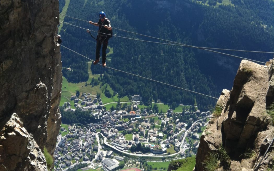 Un hombre cruza la ferrata del paso Gemmi.