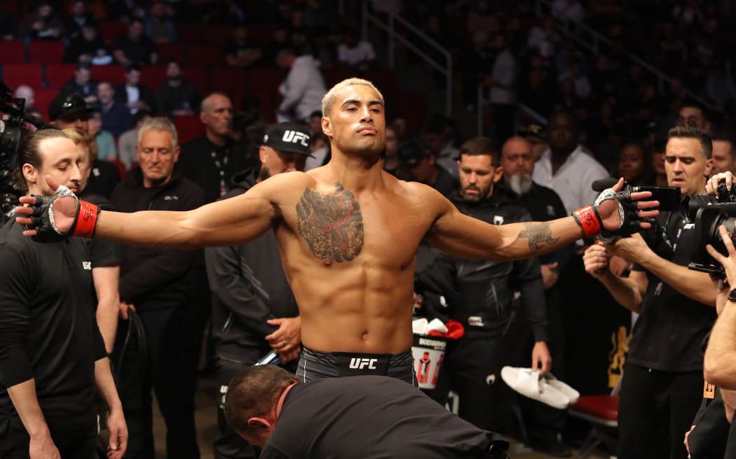 卡洛斯·烏爾伯格 (Carlos Ulberg) 在德克薩斯州 UFC 271 比賽中一致判定擊敗法比奧·切蘭特 (Fabio Cherant) 後進入八角籠