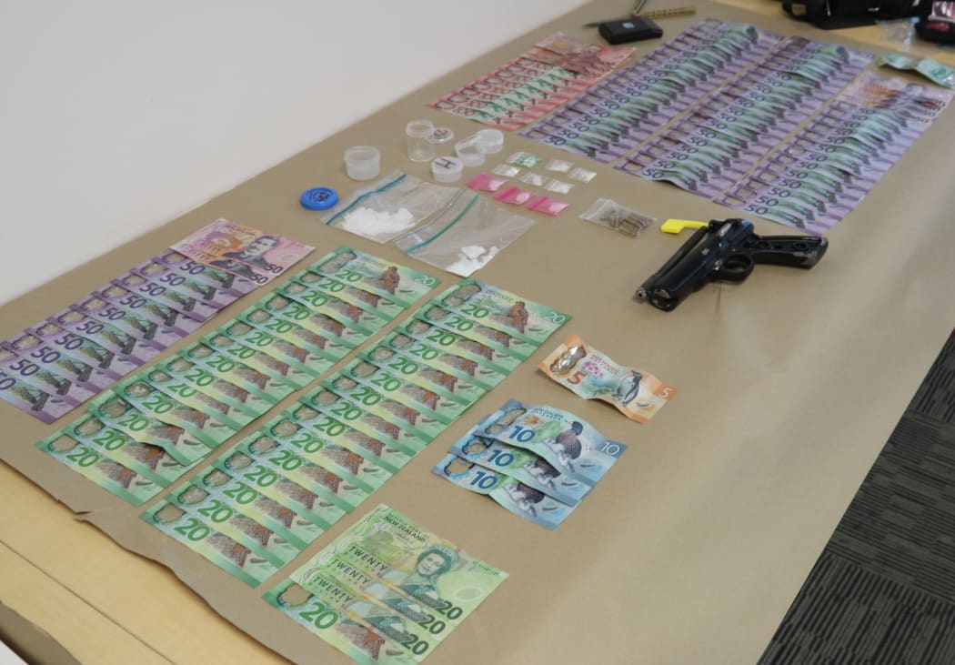 Police in Tāmaki Makaurau-Auckland have seized guns, drugs and cash during search warrants in Counties Manukau this morning.