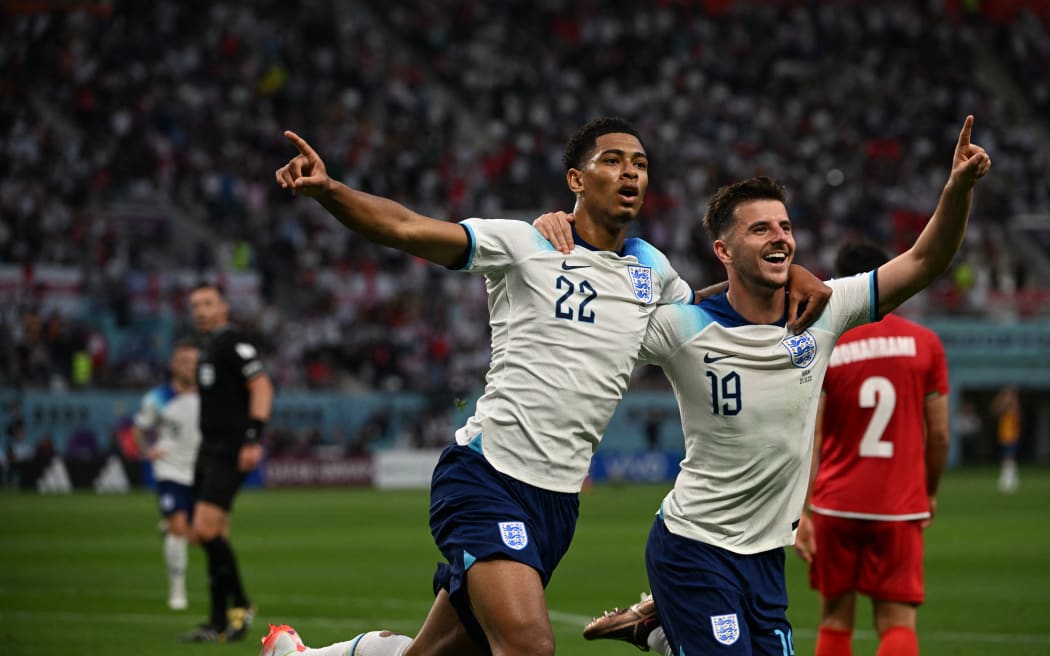 L'inglese Jude Bellingham reagisce a Mason Mount dopo aver segnato il primo gol durante la partita del gruppo B della Coppa del mondo al Khalifa International Stadium di Doha il 21 novembre 2022.