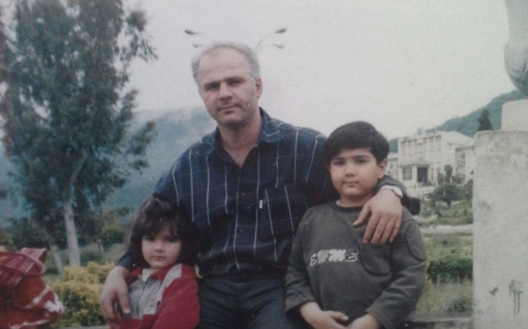Hamid con dos de sus hijos.