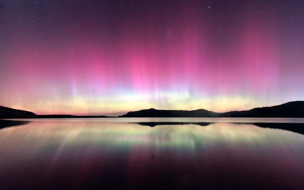 Aurora Australis (Southern Lights) pojawia się na niebie Nowej Zelandii 27 lutego 2023 r.