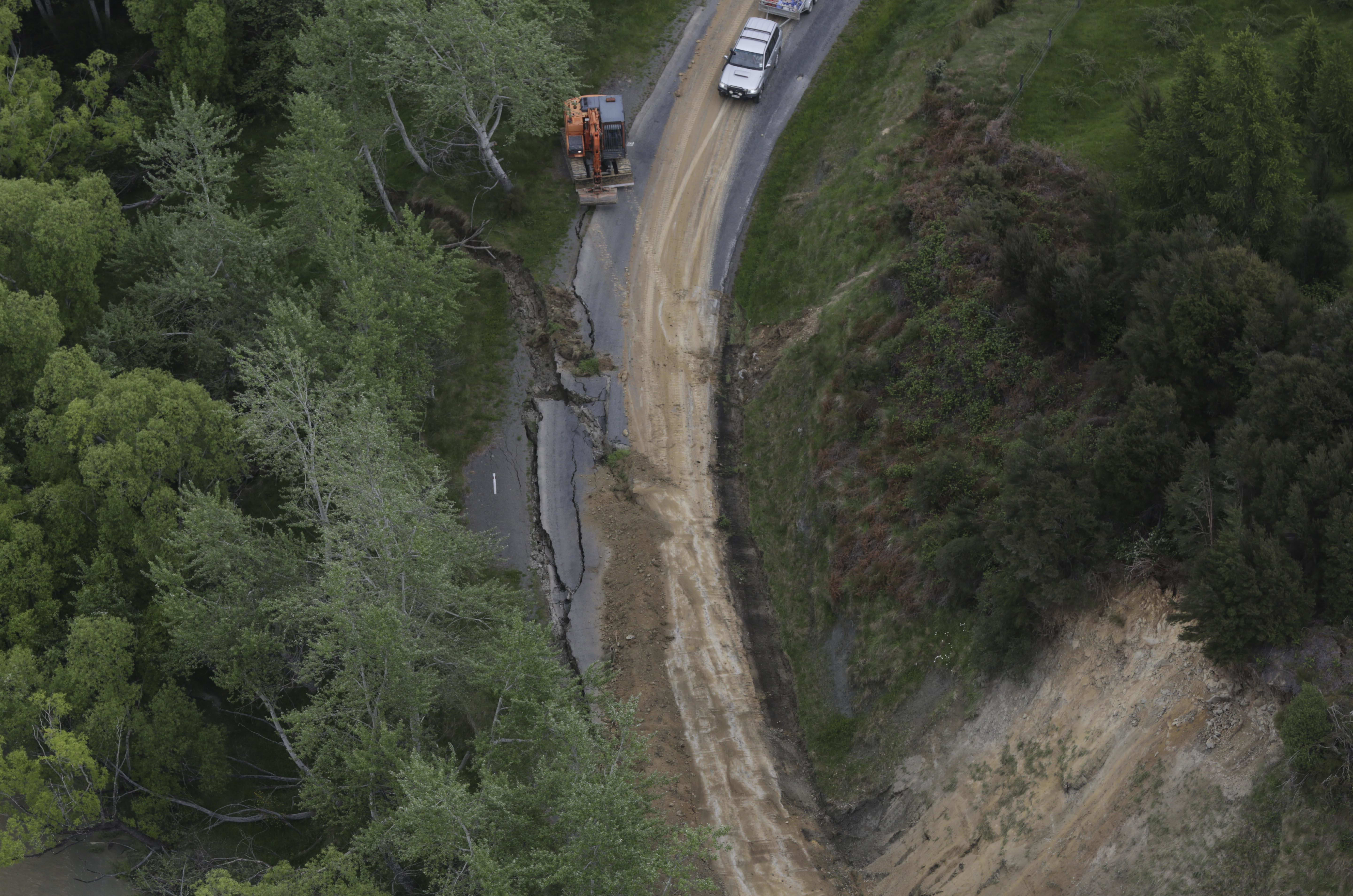 Road between Kaikoura and Mt Lyford - damage to road, digger beginning work