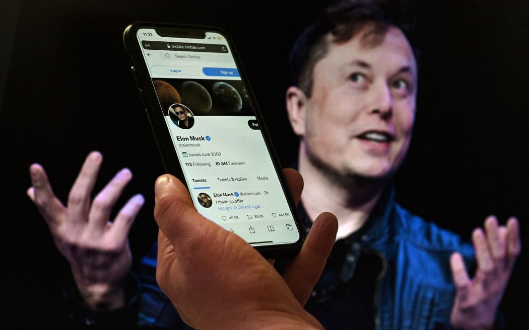 (Dosyalar) 14 Nisan 2022'de çekilen bu dosya resminde, bir telefon ekranı, Elon Musk'ın Washington DC'de arka planda görünen bir resmiyle birlikte Twitter hesabını gösteriyor.  Tesla patronu Elon Musk'ın Twitter'ı uzmanlara sert bir adam gibi görünen her şeyi söyleyebileceği bir para kazanma platformuna dönüştürme yolu.  Musk'ın küresel mesajlaşma platformunu satın almak için yaptığı 44 milyar dolarlık anlaşma, hissedarların ve düzenleyicilerin desteğini henüz kazanmadı.  (Fotoğraf: Olivier Doolery/AFP)