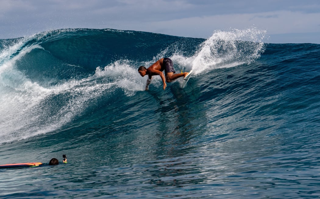 Journées d'entraînement d'un surfeur à l'extérieur de la compétition annuelle de Tahiti de Billabong au récif de Teahupoo.  TAHITI, POLYNÉSIE FRANÇAISE - 5 AOÛT 2018