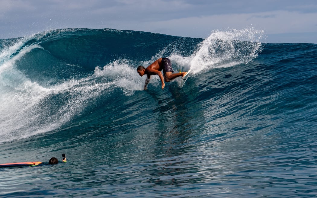 Journées d'entraînement d'un surfeur du tournoi annuel de Tahiti de Billabong à Teehooboo Reef.  Tahiti, Polynésie française - 5 août 2018