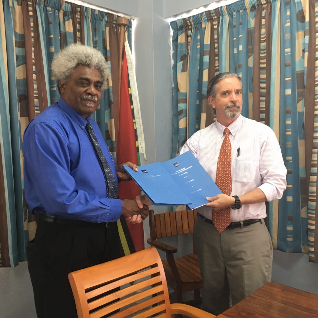 Vanuatu Cabinet Minister Jean Pierre Nirua and the ADB's James Lynch