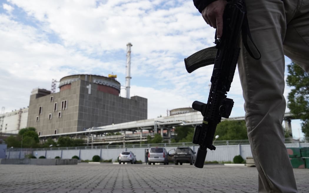 Ochroniarz stoi przed Zaporoską Elektrownią Jądrową, 11 września.  Obiekt w południowo-wschodniej Ukrainie jest największą elektrownią jądrową w Europie i jedną z 10 największych na świecie.