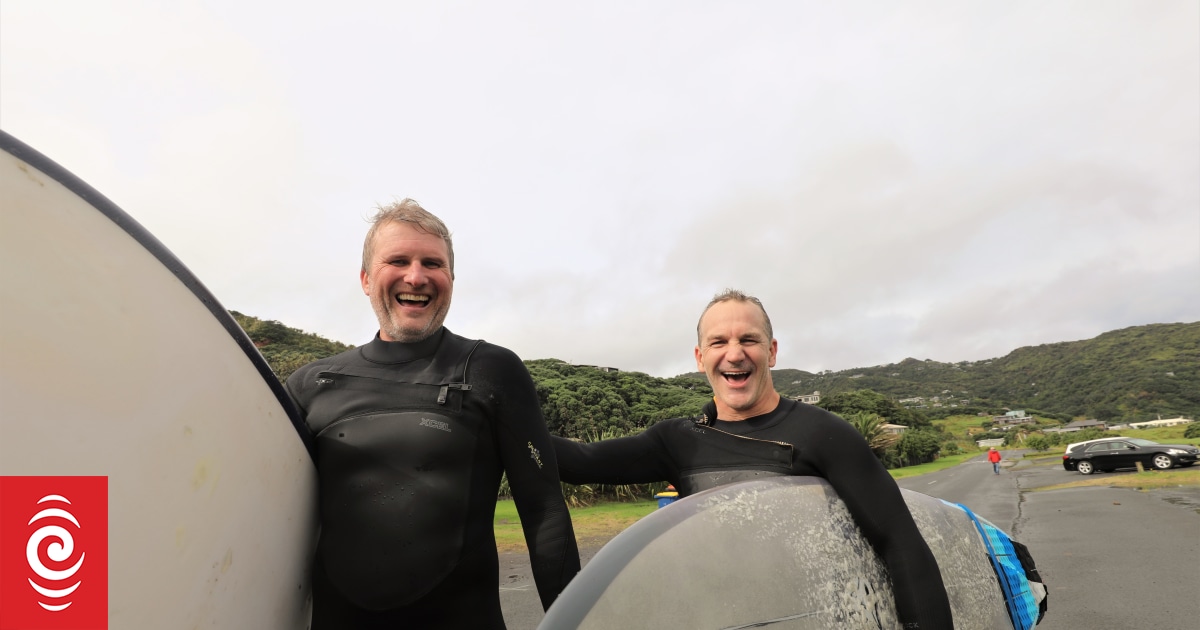 Surfers rejoice: Piha reopens to public - Vimarsana News