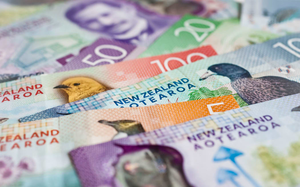 一堆新西兰货币平放在桌子上