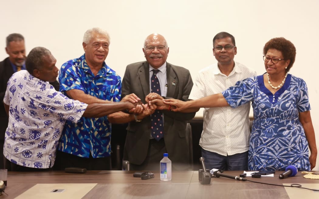 Nous sommes d'accord!  Signature de l'accord de coalition - Deuxième à partir de la gauche, le négociateur en chef de Sudelba Anari Gil, le chef de l'Alliance populaire Sitiveni Rabuka, le chef du Parti de l'Union nationale Peman Prasad et l'ancien chef de Sudelba Ro Timmo Kiba.  20 décembre 2022