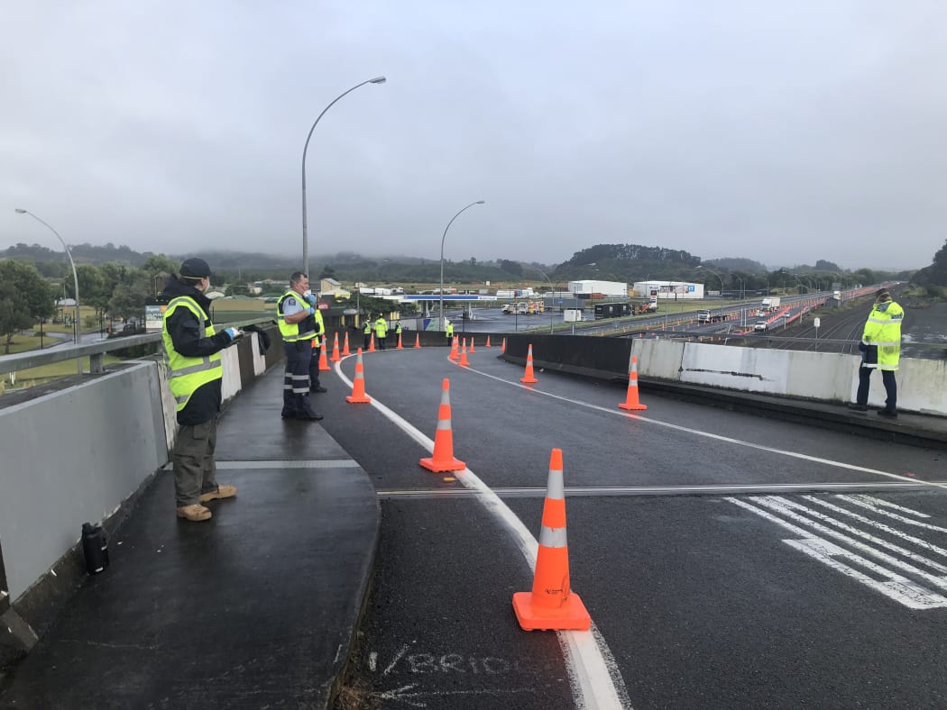 Police on standby at Auckland's border checkpoint on 16 February, 2021.
