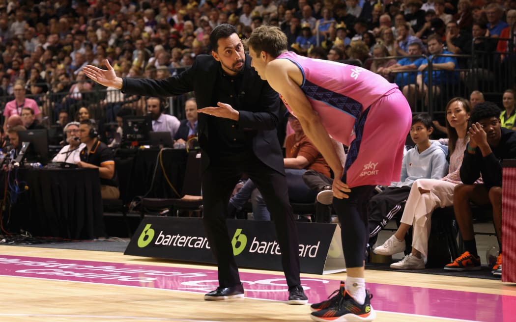Breakers struggle against Melbourne | RNZ News
