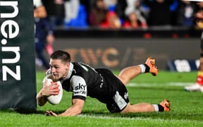 Luke Metcalf of the Warriors scores a try. New Zealand Warriors v Dolphins, round 14 of the NRL Premiership at Go Media Stadium, Mt Smart, Auckland, New Zealand on Saturday 3 June 2023. Mandatory credit: Andrew Cornaga / www.photosport.nz