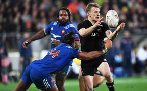 Damian McKenzie makes an offload against France.